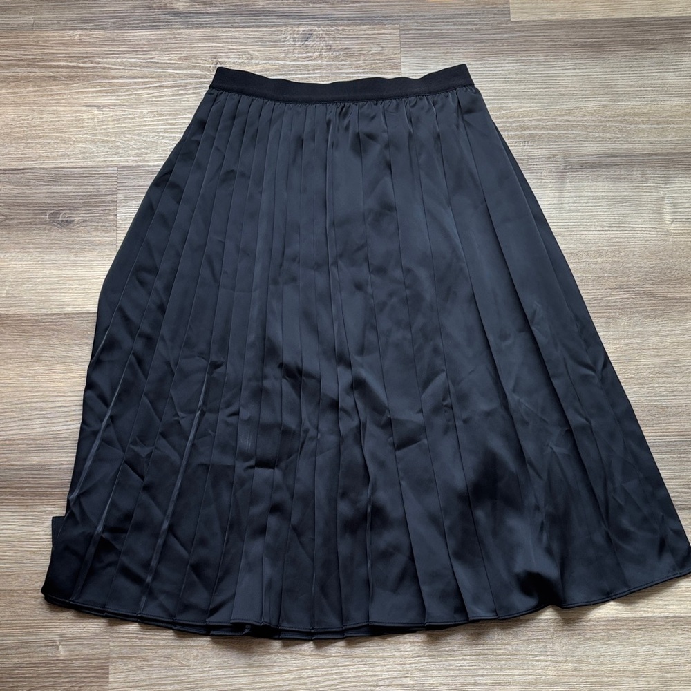 Uniqlo Black Pleated Midi Skirt